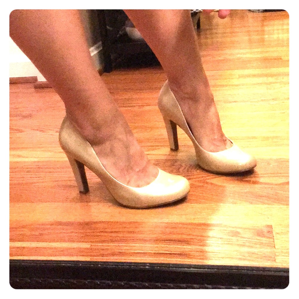 Champagne gold colored patent leather round heels